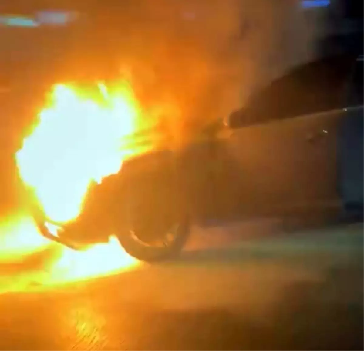 Avcılar’da Otomobil Yangını, Araç Hasar Gördü Avcılar’da Otomobil Yangını, Araç Hasar Gördü