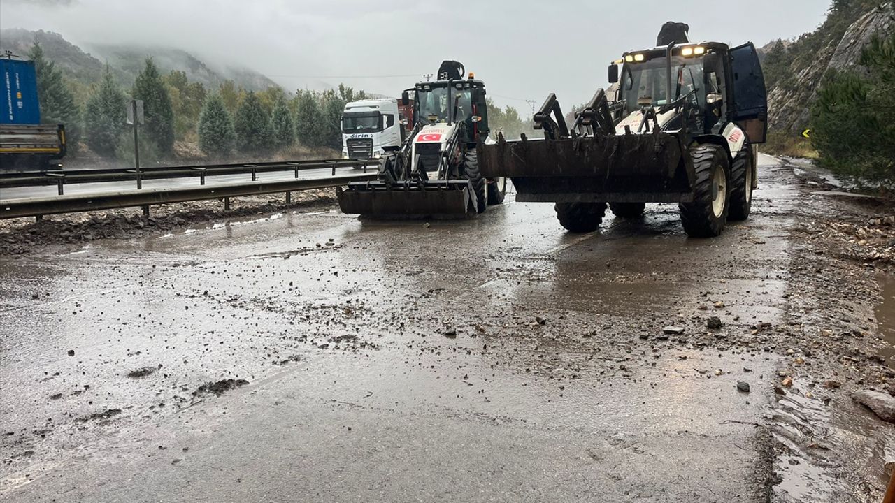 Bilecik’te Şiddetli Yağış Ulaşımı Olumsuz Etkiledi Bilecik’te Şiddetli Yağış Ulaşımı Olumsuz Etkiledi