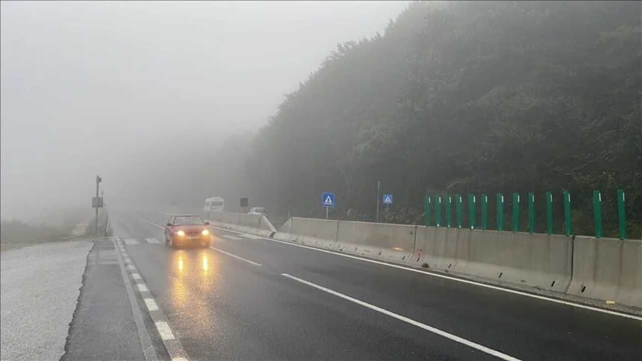 Bolu Dağı’nda Sağanak ve Sis Görüş Mesafesini Düşürdü Bolu Dağı’nda Sağanak ve Sis Görüş Mesafesini Düşürdü