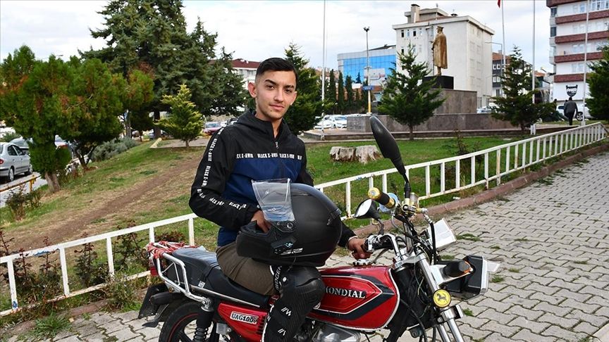 ASAYİŞ
																														
								

								Cezadan sonra kask kullanmaya başlayan kurye kaza geçirince polise teşekkür etti