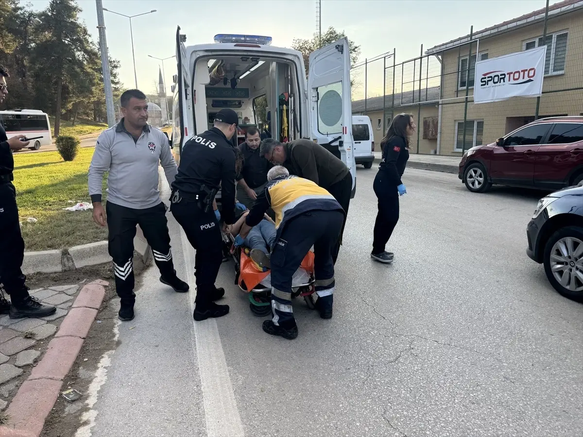 Edirne’de Hafif Ticari Araç Çarpması: Bir Kadın Yaralandı Edirne’de Hafif Ticari Araç Çarpması: Bir Kadın Yaralandı