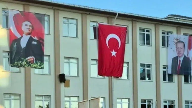 Bakan Tekin, Okullarda Erdoğan Posterlerinin Asılmasını Bakan Tekin, Okullarda Erdoğan Posterlerinin Asılmasını