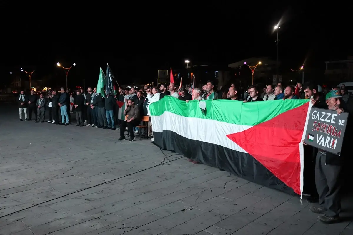 Küresel Sumud Filosu’na Destek İçin Türkiye’nin Üç Şehrinde Protesto Küresel Sumud Filosu’na Destek İçin Türkiye’nin Üç Şehrinde Protesto