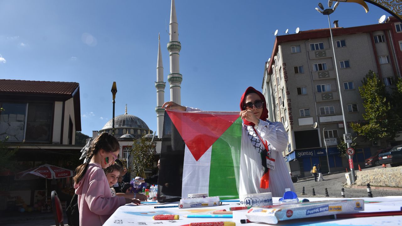 Gümüşhane'de 'Filistinli çocuklar için çiz' etkinliği yapıldı