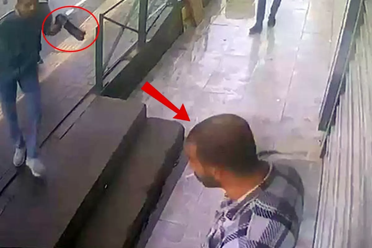 Husumetlisini sokak ortasında çekip vurdu: O anlar kamerada Husumetlisini sokak ortasında çekip vurdu: O anlar kamerada