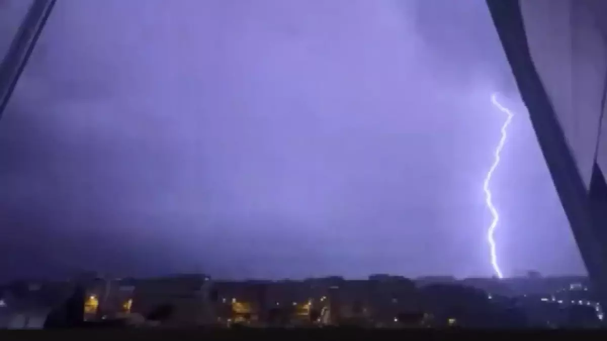 İstanbul’da Sağanak Yağış Gece Saatlerinde Devam Ediyor İstanbul’da Sağanak Yağış Gece Saatlerinde Devam Ediyor