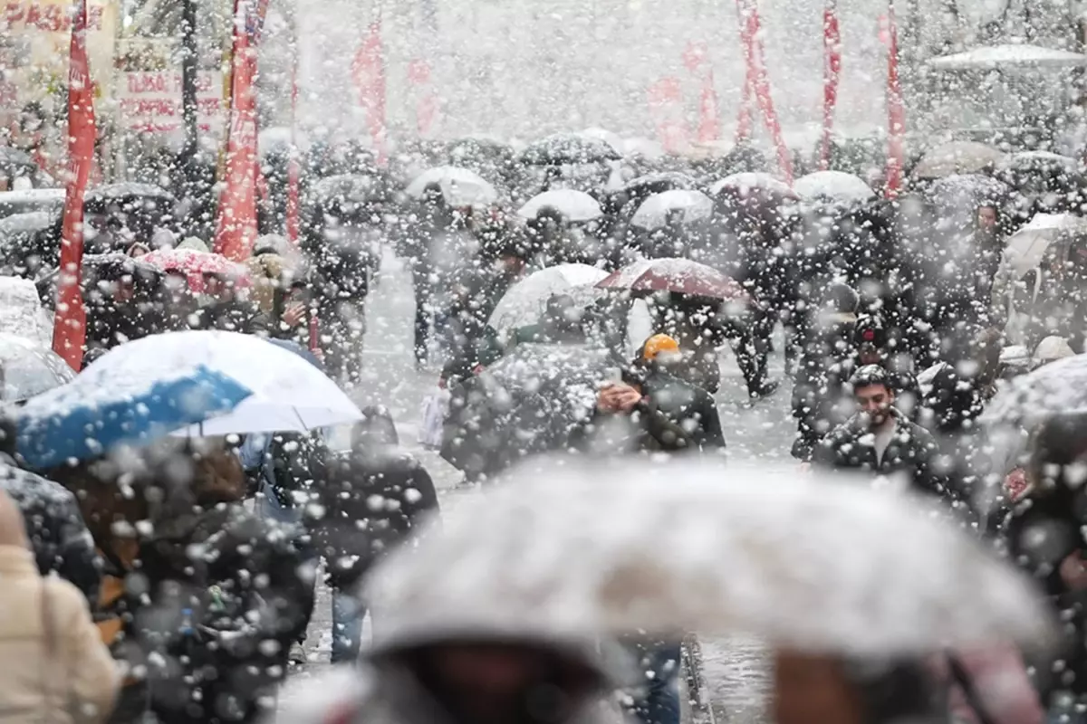 Kar yağışı İstanbul’un yanı başına dayandı! Lapa lapa yağacak Kar yağışı İstanbul’un yanı başına dayandı! Lapa lapa yağacak