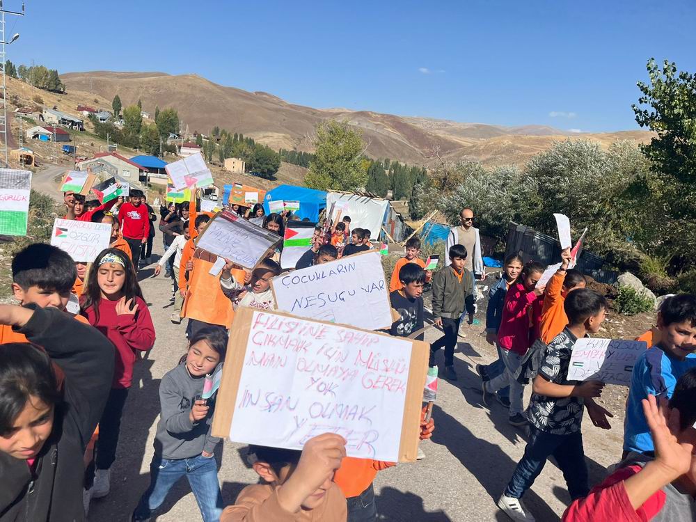 Karayazı Elmalıdere köyü öğrencilerinden Gazze’ye selam Karayazı Elmalıdere köyü öğrencilerinden Gazze’ye selam