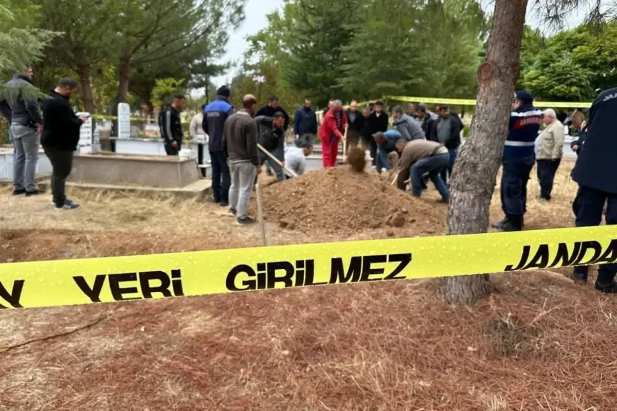 GÜNDEM
Uşak'ta morg karışıklığı: Yanlış cenaze defnedildi, mezar açıldı! GÜNDEM
Uşak'ta morg karışıklığı: Yanlış cenaze defnedildi, mezar açıldı!