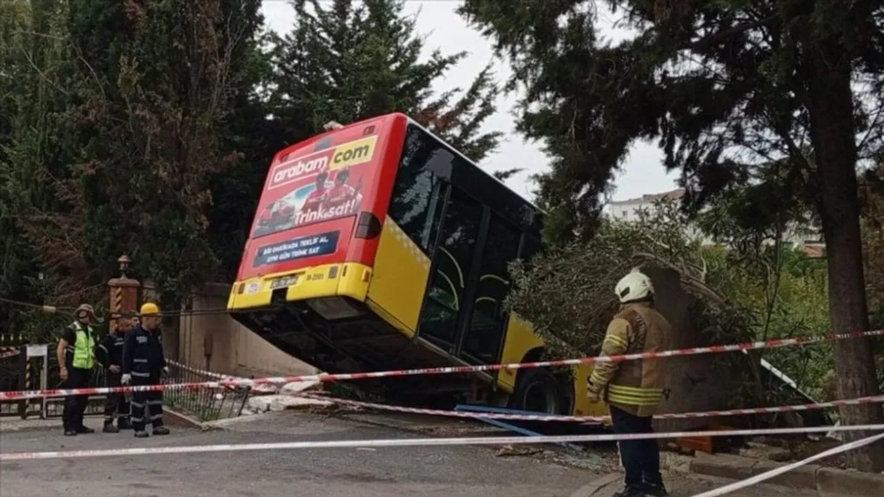 İETT otobüsü istinat duvarını yıkarak asılı kaldı İETT otobüsü istinat duvarını yıkarak asılı kaldı