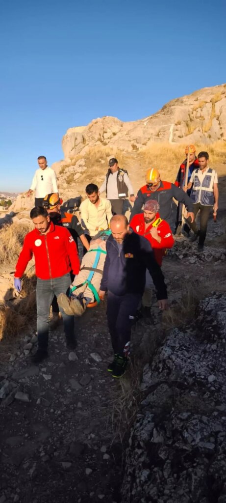 Alman Turist Van Kalesi’nde Düştü, Sağlık Durumu İyi Alman Turist Van Kalesi’nde Düştü, Sağlık Durumu İyi