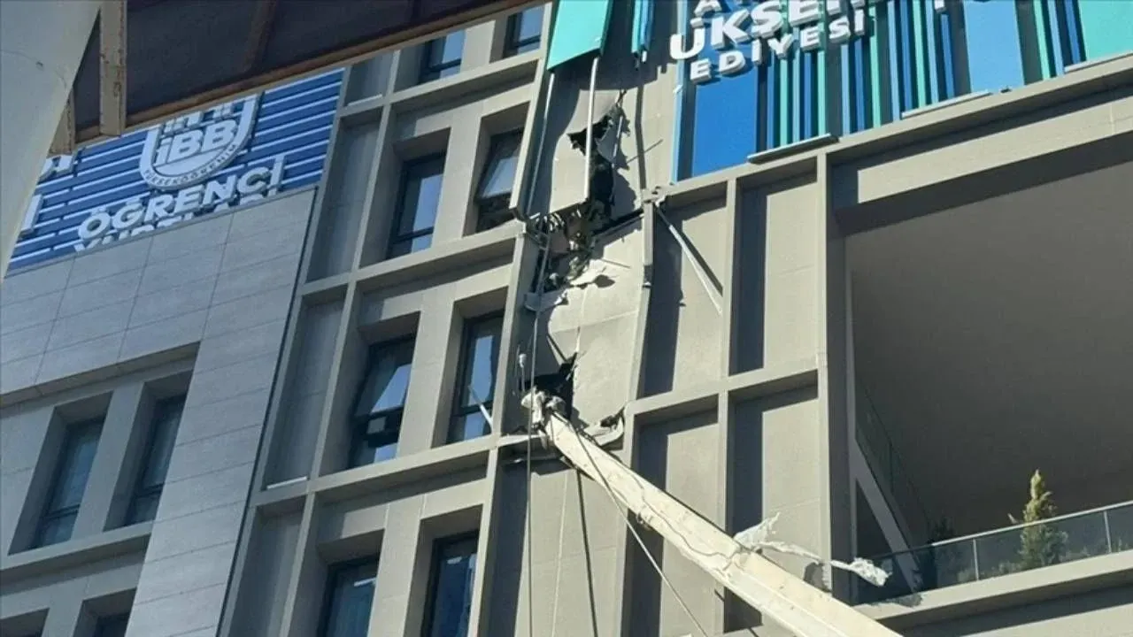 ASAYİŞ
																														
								

								Şişli'de faciadan dönüldü: Vinç öğrenci yurduna devrildi!