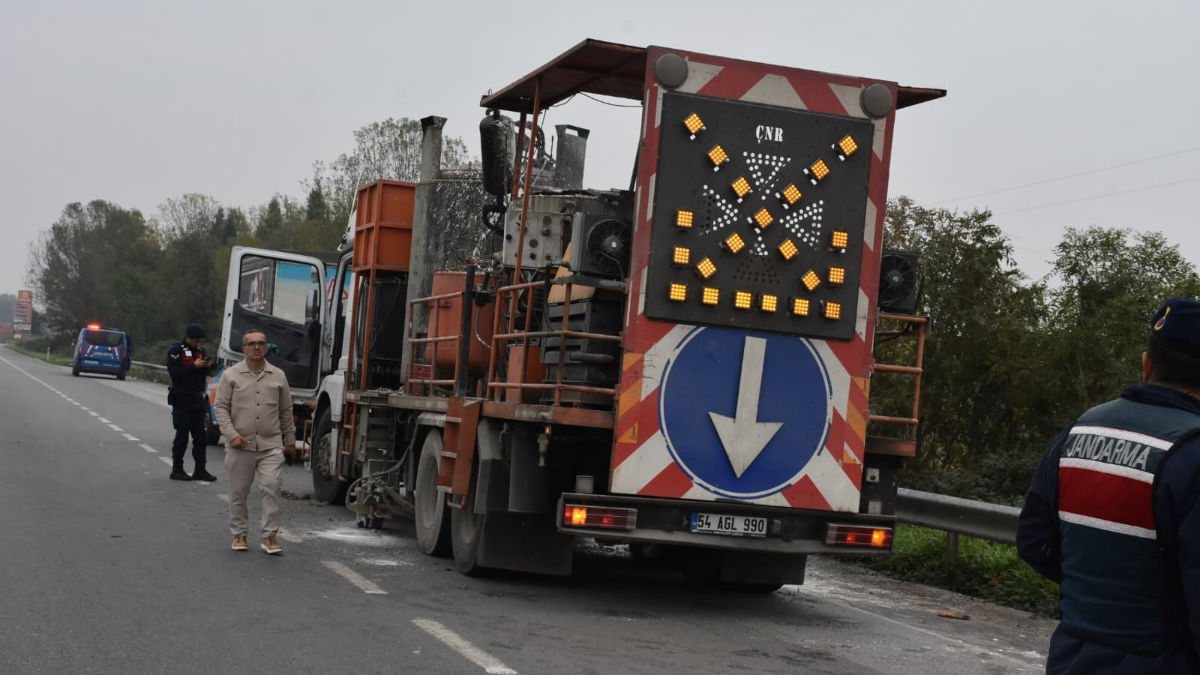 Sakarya’da kamyonun kazanı patladı: 2 işçi yaralandı