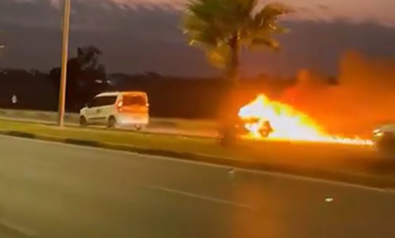 Adana’da Seyir Halindeki Otomobilde Yangın Çıktı Adana’da Seyir Halindeki Otomobilde Yangın Çıktı