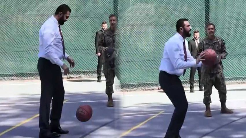 Suriye Lideri Şara, ABD’li Generallerle Basketbol Oynadı Suriye Lideri Şara, ABD’li Generallerle Basketbol Oynadı