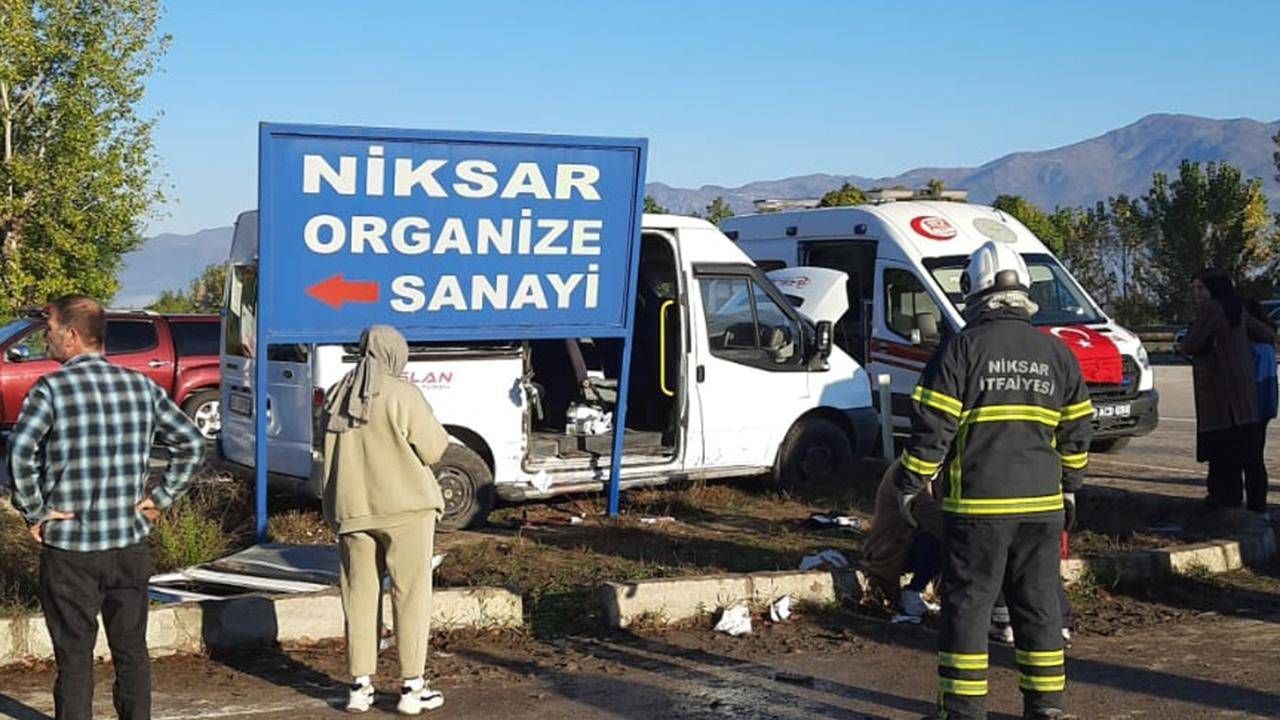 Tarım İşçilerini Taşıyan Minibüs Kaza Yaptı: 10 Yaralı