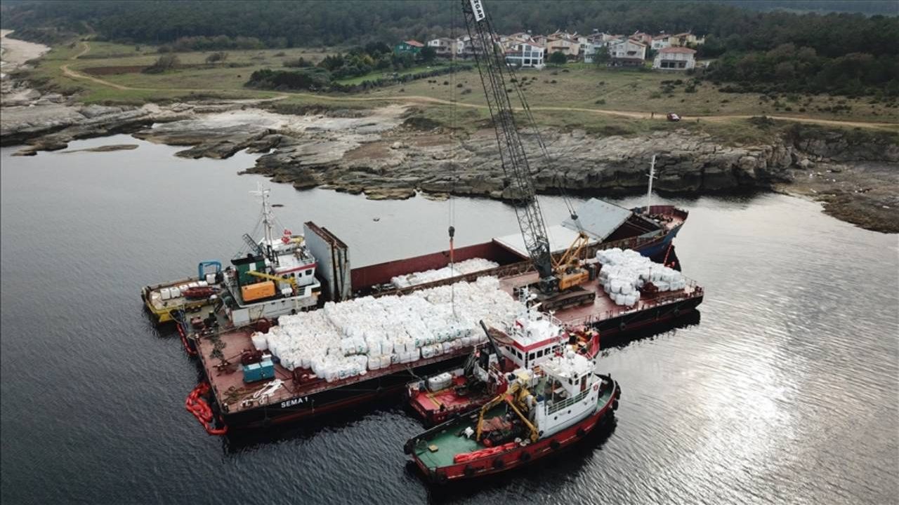 Kocaeli’de Karaya Oturan Geminin Yükü Tahliye Edilmeye Kocaeli’de Karaya Oturan Geminin Yükü Tahliye Edilmeye