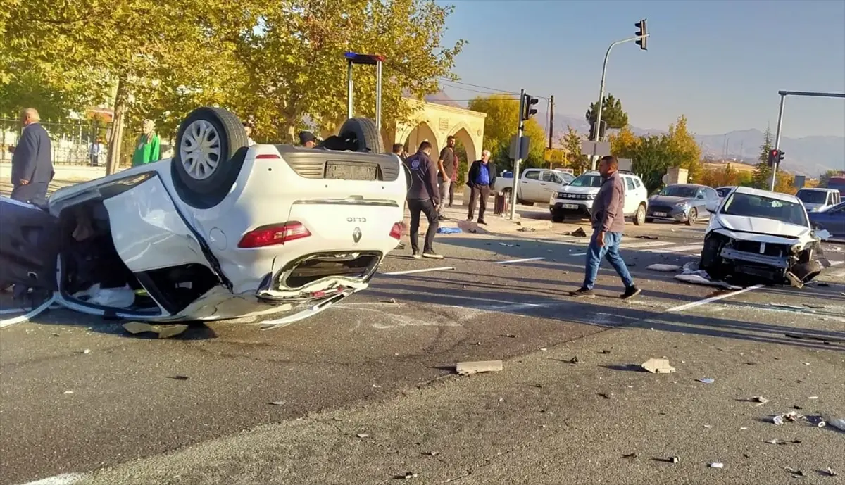 Malatya’da İki Otomobil Çarpıştı: 2 Yaralı Malatya’da İki Otomobil Çarpıştı: 2 Yaralı