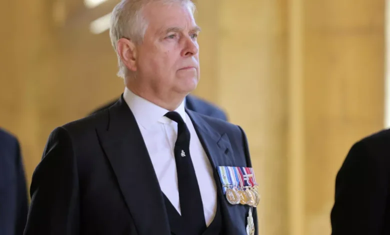 Pedofili skandalı sonrası Andrew’un arması kaldırıldı Pedofili skandalı sonrası Andrew’un arması kaldırıldı