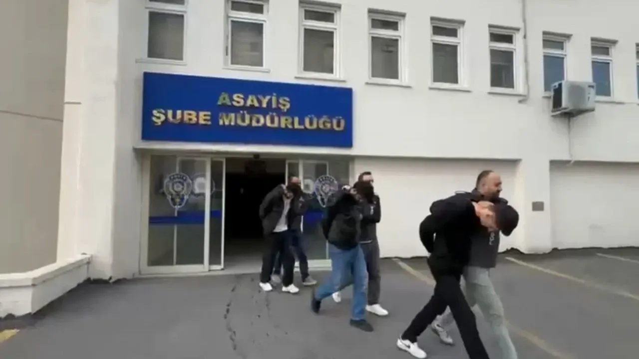 Sosyal Medyada Dolandırıcılık Yapan Üç Şüpheli Gözaltına Sosyal Medyada Dolandırıcılık Yapan Üç Şüpheli Gözaltına